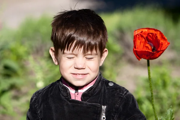 Portret van een gelukkig jongetje. — Stockfoto