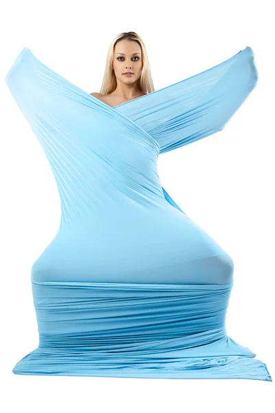 Het meisje in een lange blauwe jurk. — Stockfoto