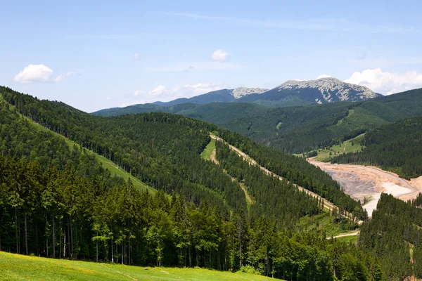 Schöner blauer Himmel und Felsen hoch oben in den Karpaten. — Stockfoto