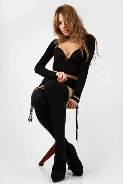 Sexy vrouw zitten op de stoel. — Stockfoto