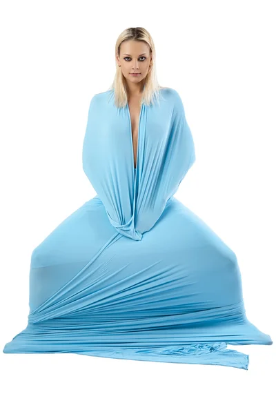Flickan i en lång blå klänning. — Stockfoto