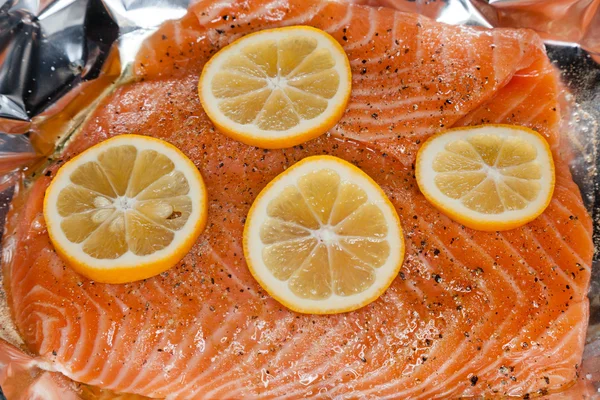 Salmon with orange slices — Stock Photo, Image