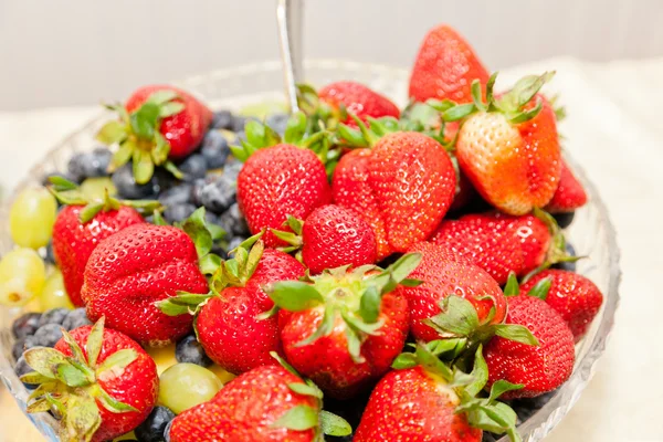 Strawberries blueberries — Stock Photo, Image