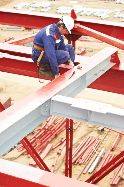 Konstruktor millwright robotnik na budowie — Zdjęcie stockowe