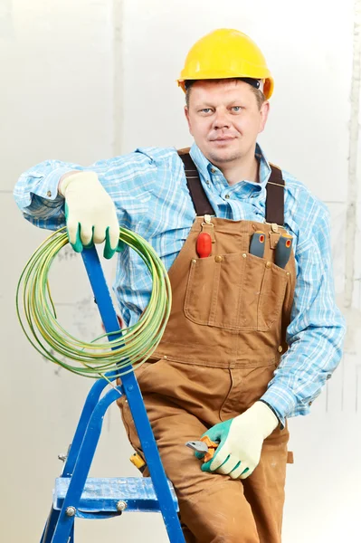 Portrét elektrikář s drátem zařízení — Stock fotografie