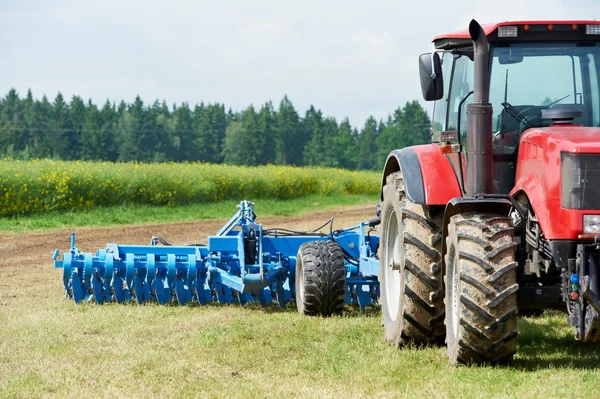 Plöjning traktor på fältarbete odling — Stockfoto