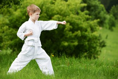 küçük çocuk karate çalışmaları yapmak