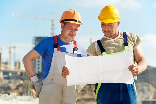 Engineers builders at construction site — Stock Photo, Image