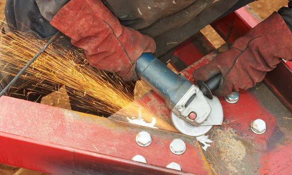 Grinding machine works with sparks — Stockfoto