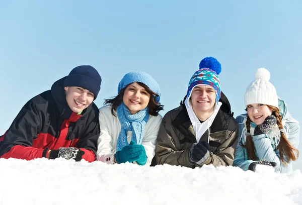 Grupa młodych szczęśliwy w zimie — Zdjęcie stockowe