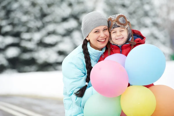 Madre con bambino ragazzo figlio in inverno — Foto Stock
