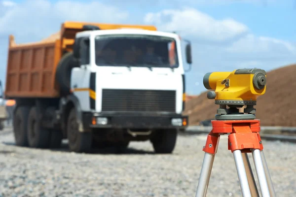 Surveyor equipment level at construction site — Stock Photo, Image