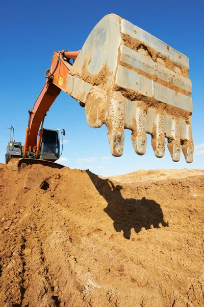 Escavadeira carregadora de via no trabalho — Fotografia de Stock