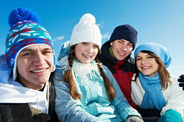 Группа счастливых молодых зимой — стоковое фото