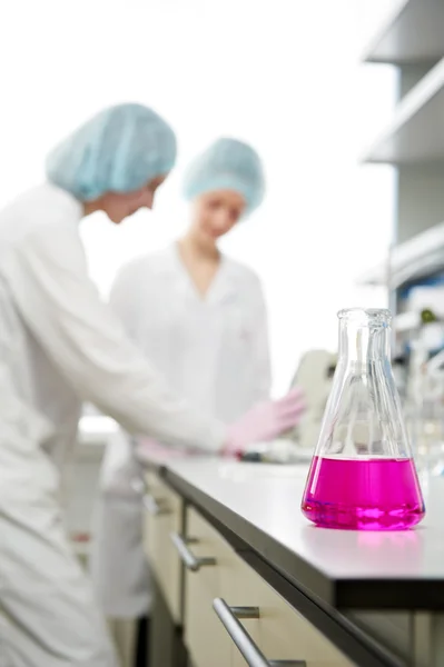 Medische vrouwelijke wetenschappers in een laboratorium — Stockfoto