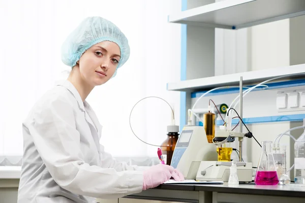 Medicinsk kvinnliga apotek forskare i ett laboratorium — Stockfoto