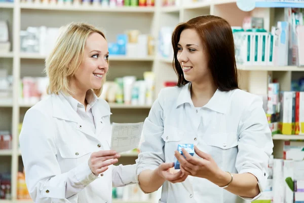 Farmacia química mujeres en farmacia —  Fotos de Stock