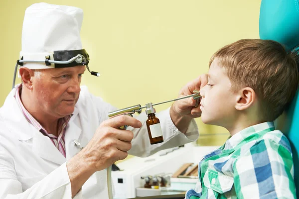 Маленький мальчик в ушном носу, доктор Тоат — стоковое фото