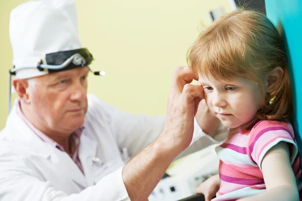 Malá holčička v uchu nos thoata doktor — Stock fotografie