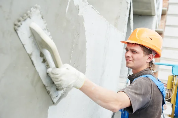 Constructor de fachada yesero en el trabajo — Foto de Stock