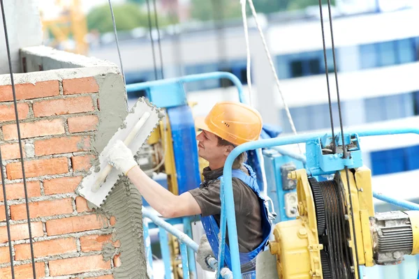 Constructor de fachada yesero en el trabajo — Foto de Stock
