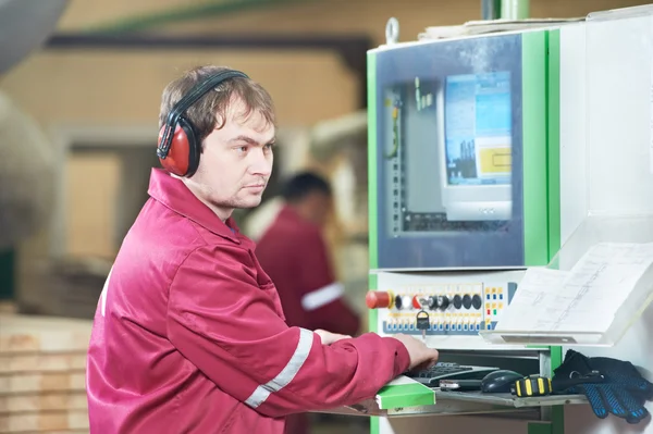 Portret van timmerwerk werknemer met cnc machine — Stockfoto