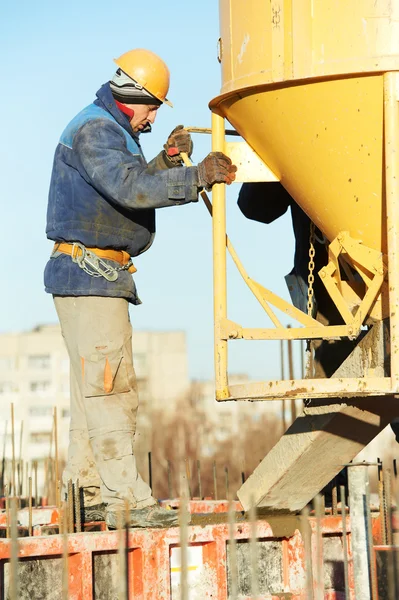 Работник-строитель при заливке бетона — стоковое фото