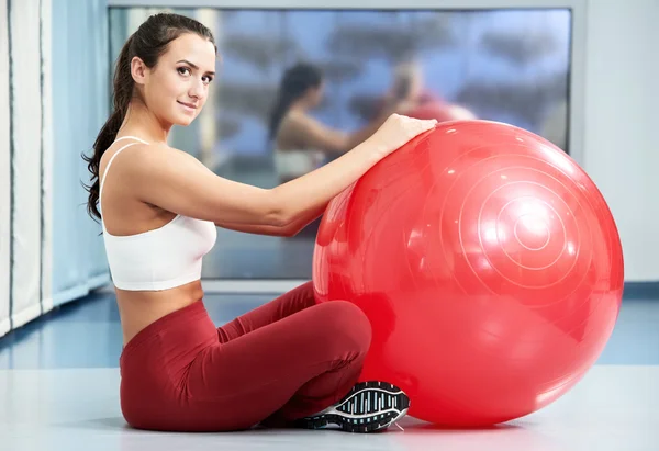 Happy Zdravá žena s fitness míč — Stock fotografie