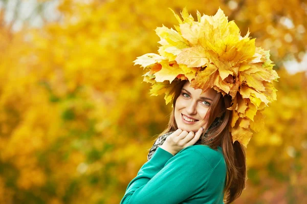 Femme à l'automne en plein air — Photo