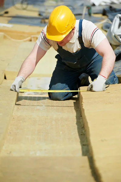 Trabalhador do telhado que mede material de isolamento — Fotografia de Stock