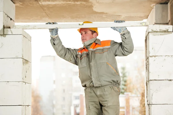 Mason pracownik murarz builder z poziomu — Zdjęcie stockowe