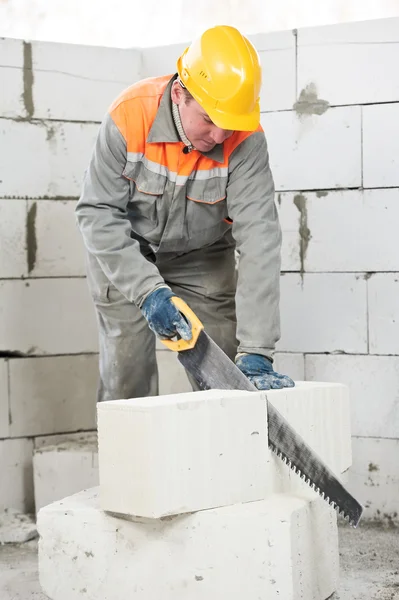 Mason pracownik murarz ręką Piła — Zdjęcie stockowe