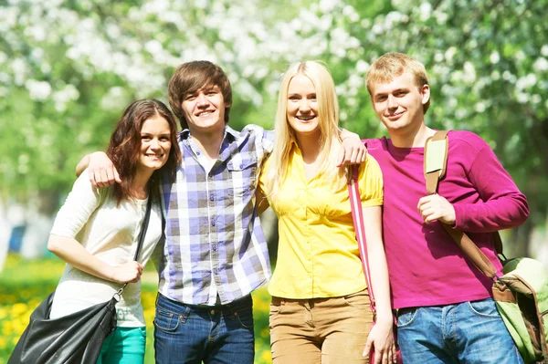 Группа из четырех студентов в летнем парке на открытом воздухе — стоковое фото