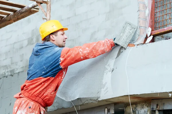 Bauarbeiter bei Fassadenputzarbeiten — Stockfoto