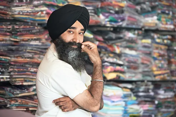 Jovem adulto indiano sikh vendedor homem — Fotografia de Stock