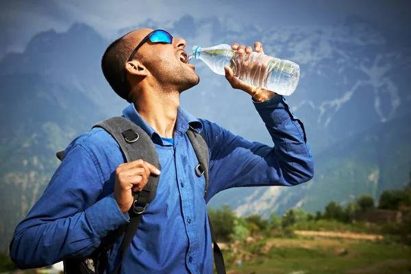Törstig turist dricka en vatten — Stockfoto