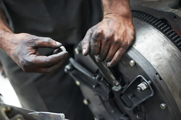 Mécanicien automobile mains aux travaux de réparation automobile — Photo