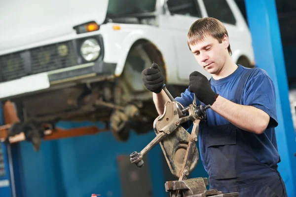 Automonteur op het werk met moersleutel moersleutel — Stockfoto
