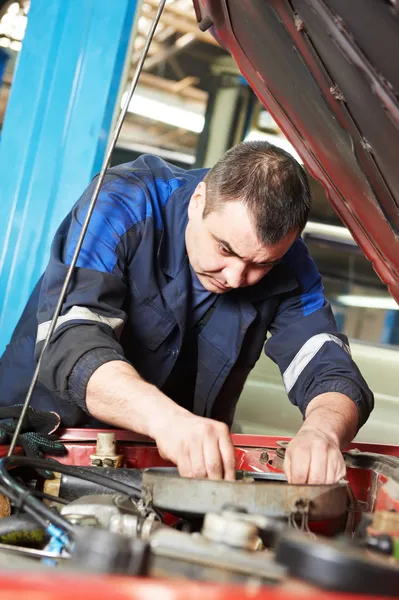 車のエンジンの修理の仕事で自動車整備士 — ストック写真