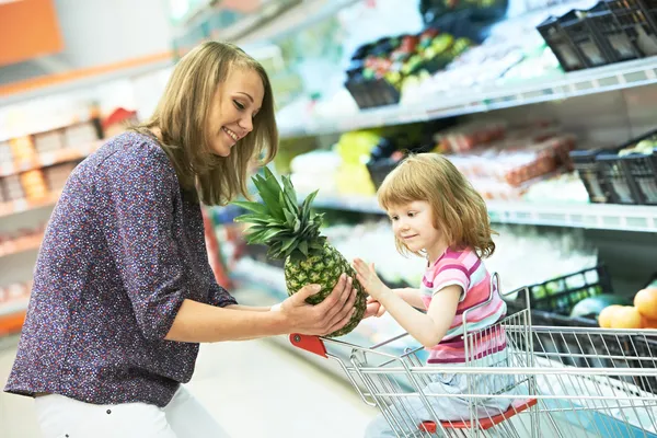 Mujer y niña comprando frutas — Foto de Stock