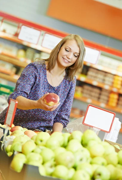 Kobieta zakupy owoce — Zdjęcie stockowe