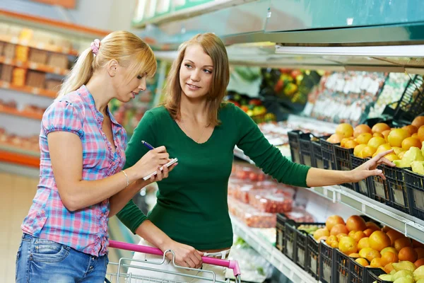 Mujer comprando frutas —  Fotos de Stock