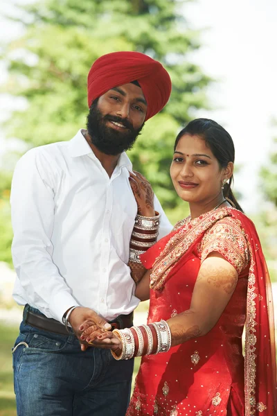 Χαρούμενος, Ινδός νεαρός ενήλικας παντρεμένο ζευγάρι — Φωτογραφία Αρχείου