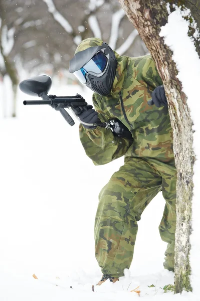 Kış açık havada işareti ile paintball oyuncu — Stok fotoğraf