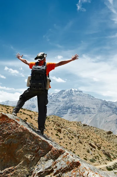 Турист с картой в горах — стоковое фото