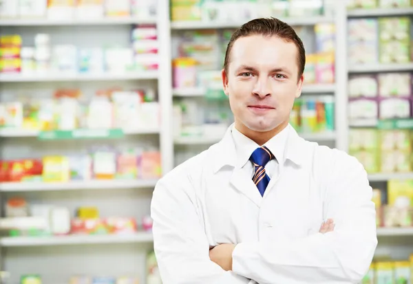 Zelfverzekerde apotheek chemicus man in drogisterij — Stockfoto