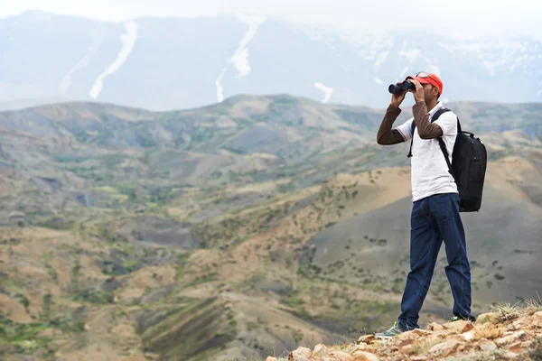 Randonneur touristique avec jumelles en montagne — Photo