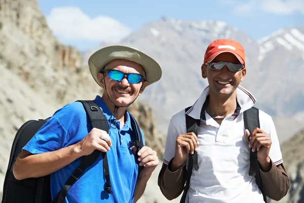 Dois caminhantes turísticos sorridentes nas montanhas da Índia — Fotografia de Stock