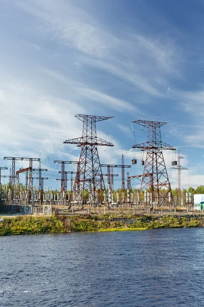 Transmissão de energia elétrica na estação hidroelétrica no céu azul — Fotografia de Stock