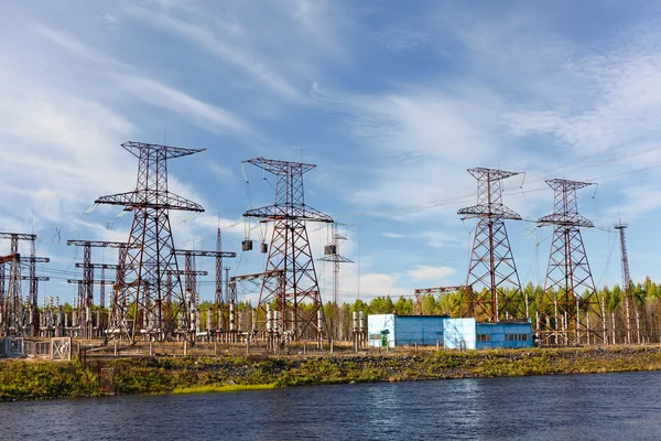 Electric power transmission on hydroelectric station on blue sky — Stock Photo, Image